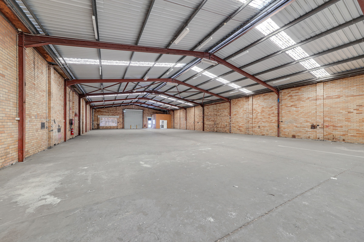 High-clearance industrial premises with rear access