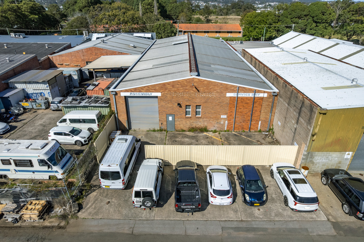 High-clearance industrial premises with rear access