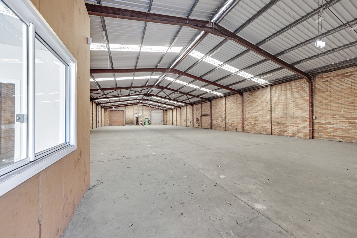 High-clearance industrial premises with rear access