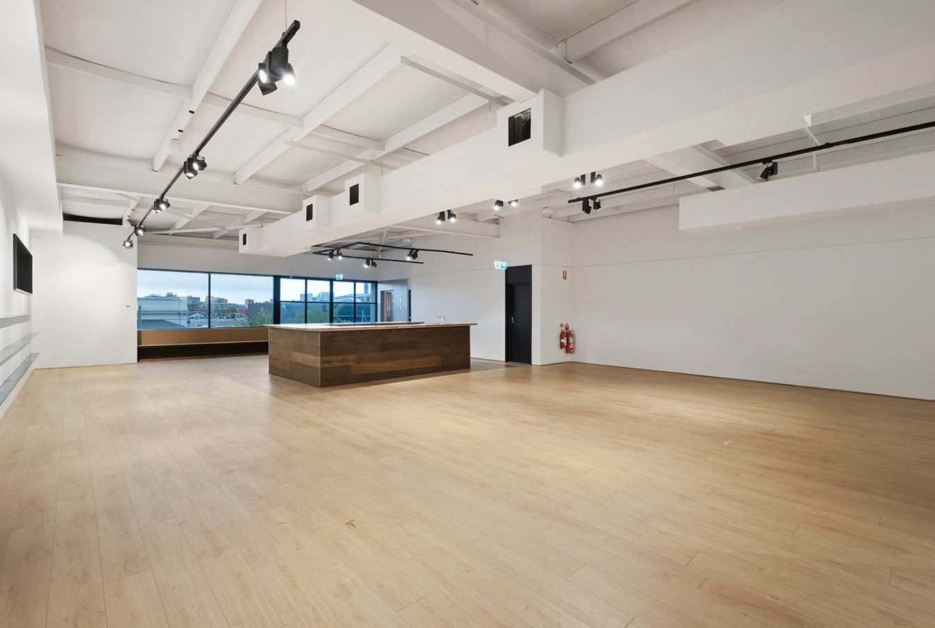 Top Floor Tenancy Overlooking the Gateway to Chinatown!