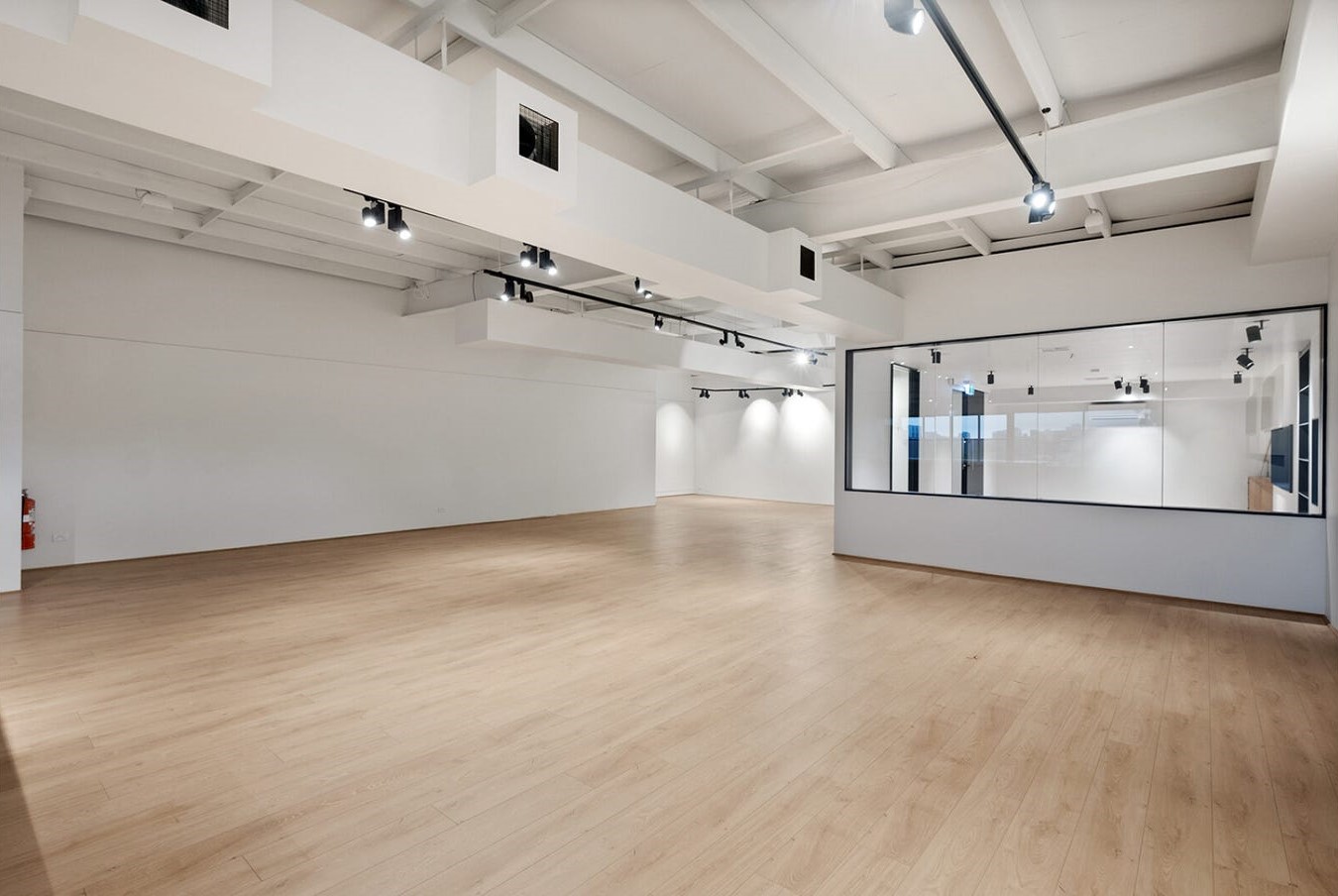 Top Floor Tenancy Overlooking the Gateway to Chinatown!