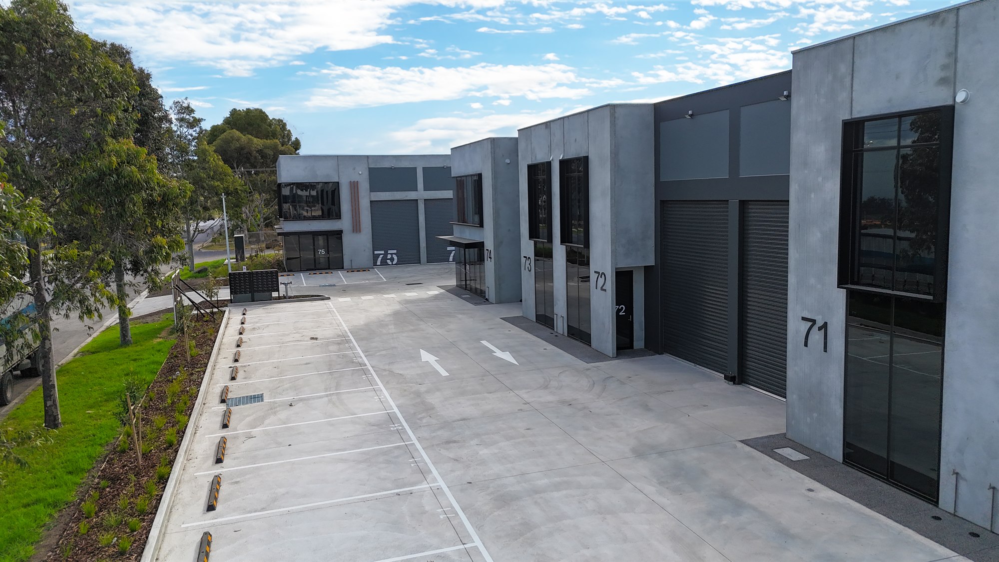 An exceptional street fronting office/warehouse in the heart of Millers Junction Retail Precinct