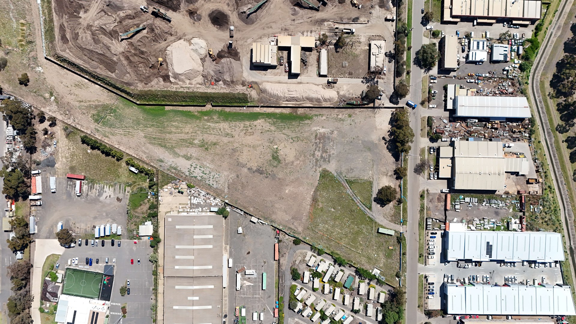 CRUSHED ROCK HARDSTAND, EXCELLENT ARTERIAL ACCESS, 5,000 - 16,000 M2 HOLDING IN ARDEER FOR LEASE