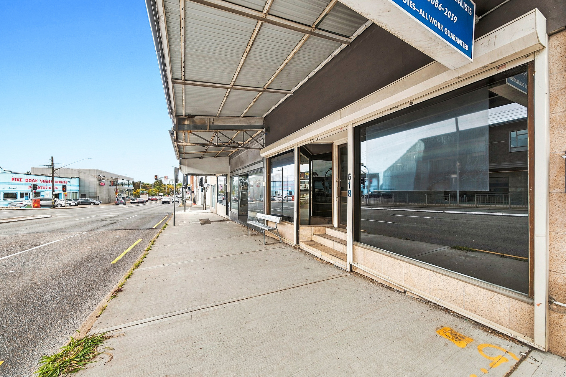 High-Exposure Shop and Residence with Parking for 4 Vehicles
