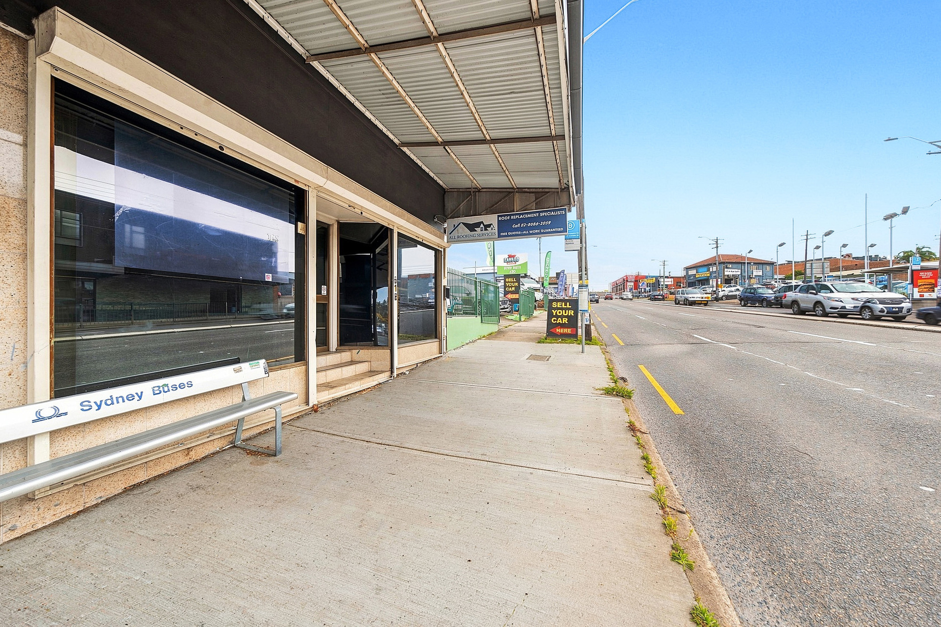 High-Exposure Shop and Residence with Parking for 4 Vehicles