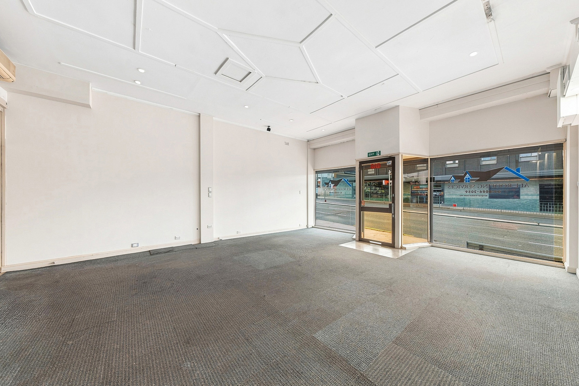 High-Exposure Shop and Residence with Parking for 4 Vehicles