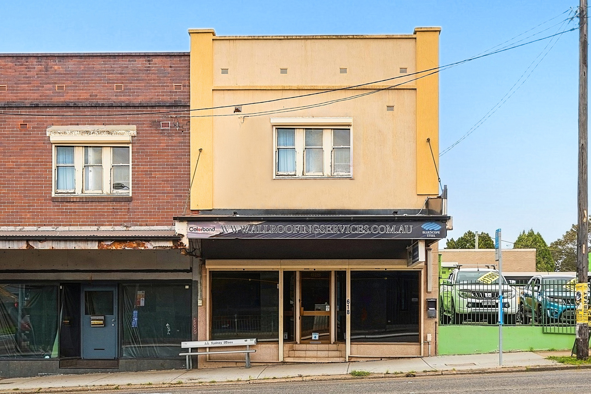 High-Exposure Shop and Residence with Parking for 4 Vehicles