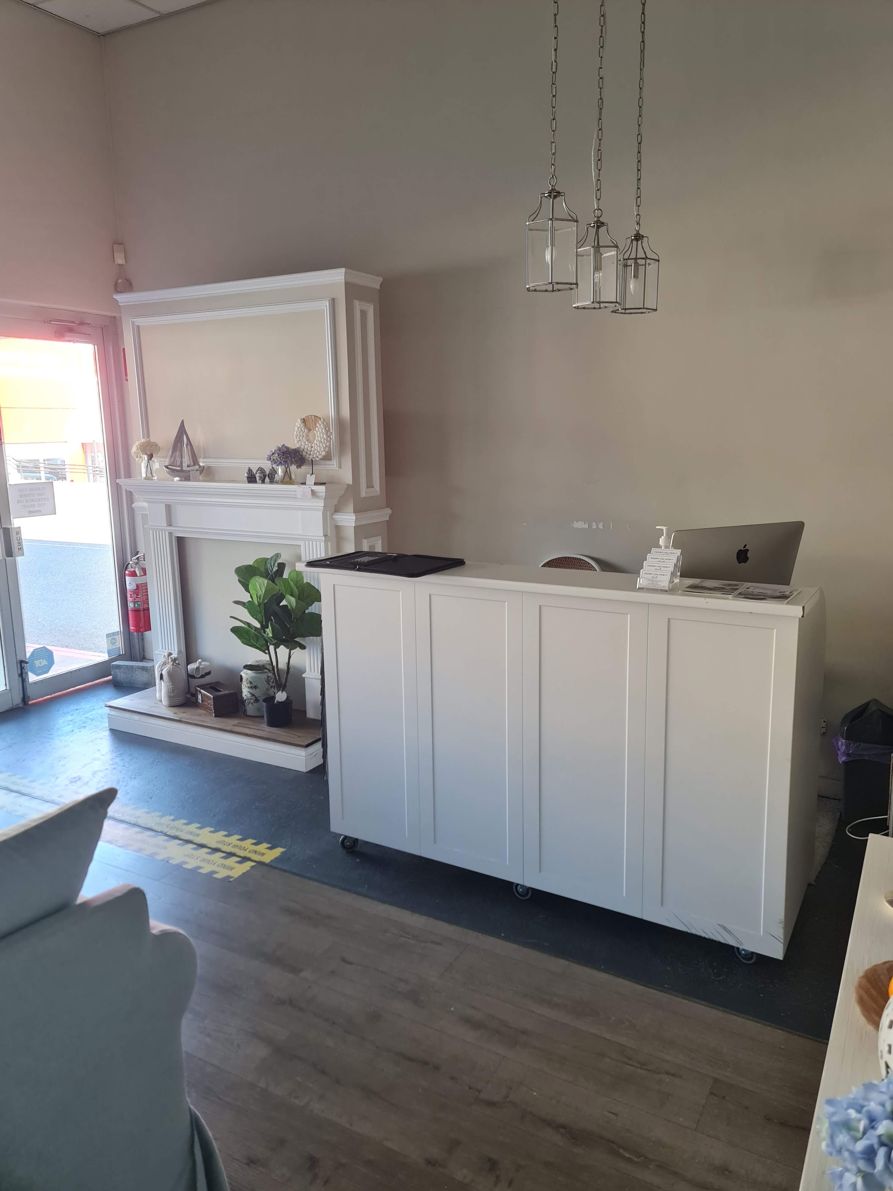 HIGH-EXPOSURE SHOWROOM WITH SECURE REAR YARD