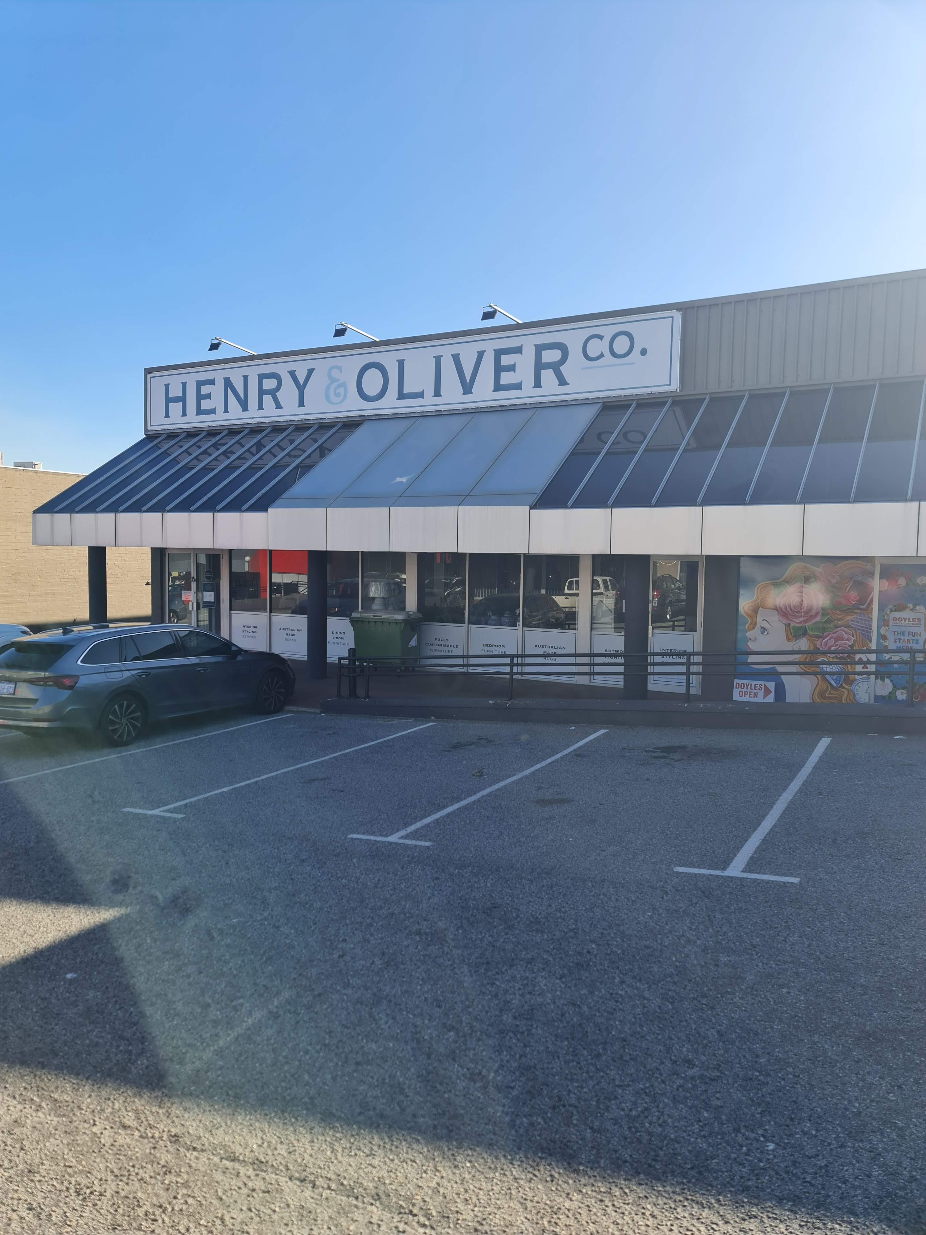HIGH-EXPOSURE SHOWROOM WITH SECURE REAR YARD