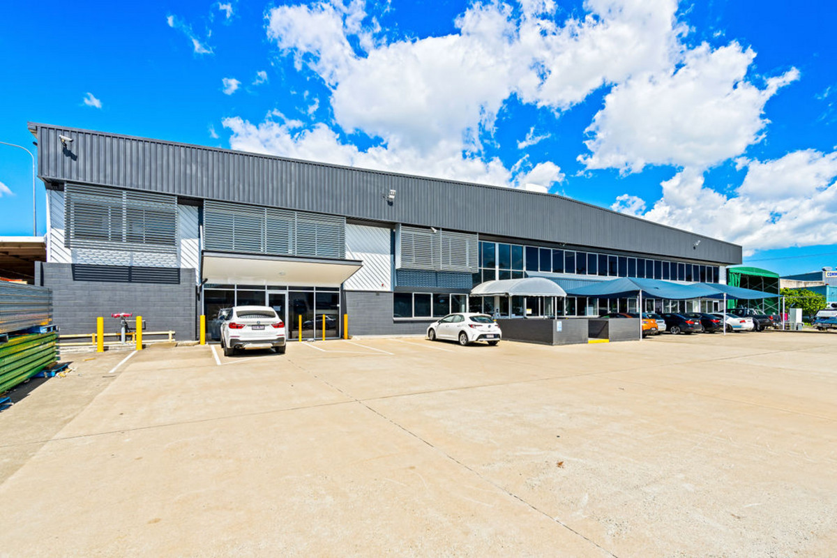 322sqm Ground Floor Office/Showroom/ Training. Abundance Of Car Parking.