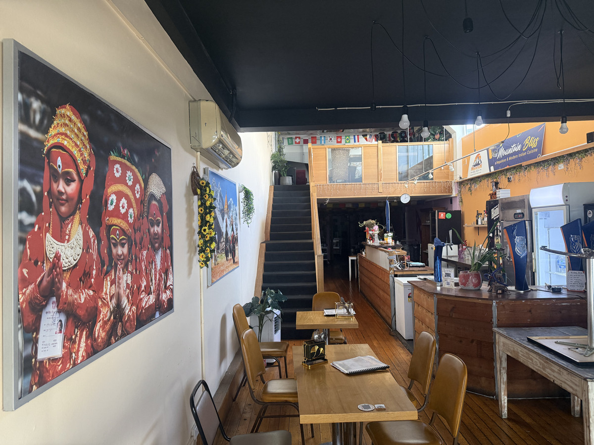 Prime Stones Corner Retail  145sqm Fitted Restaurant with High Exposure on Logan Road