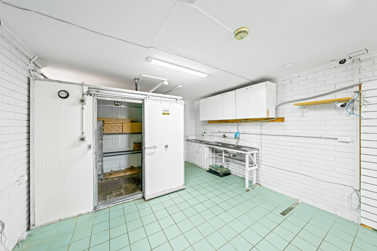 43sqm of ground floor flexible use options. Abundance of Parking. Signage to Oxley Road.