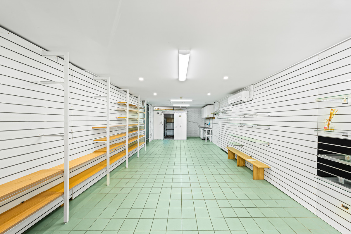 43sqm of ground floor flexible use options. Abundance of Parking. Signage to Oxley Road.