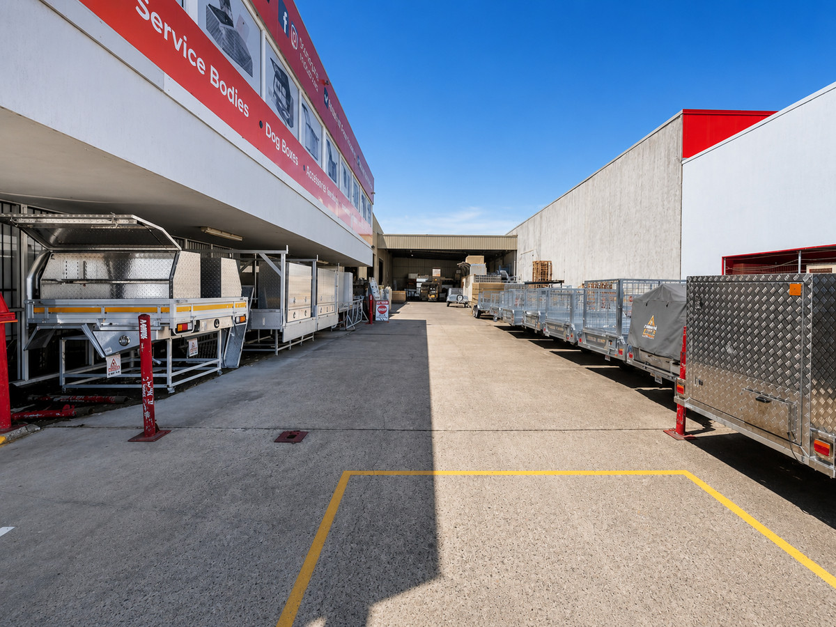 3,713sqm High Exposure Industrial Warehouse with Hardstand
