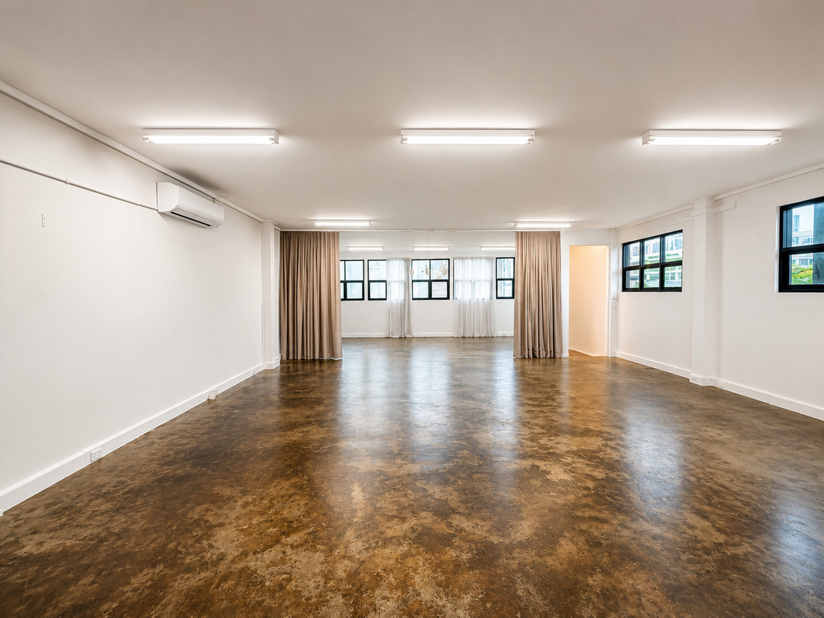 150sqm Commercial Office/Showroom/ Creative Space with Exceptional Exposure. Rear Parking/Loading