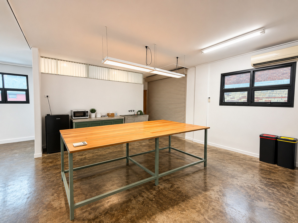 150sqm Commercial Office/Showroom/ Creative Space with Exceptional Exposure. Rear Parking/Loading