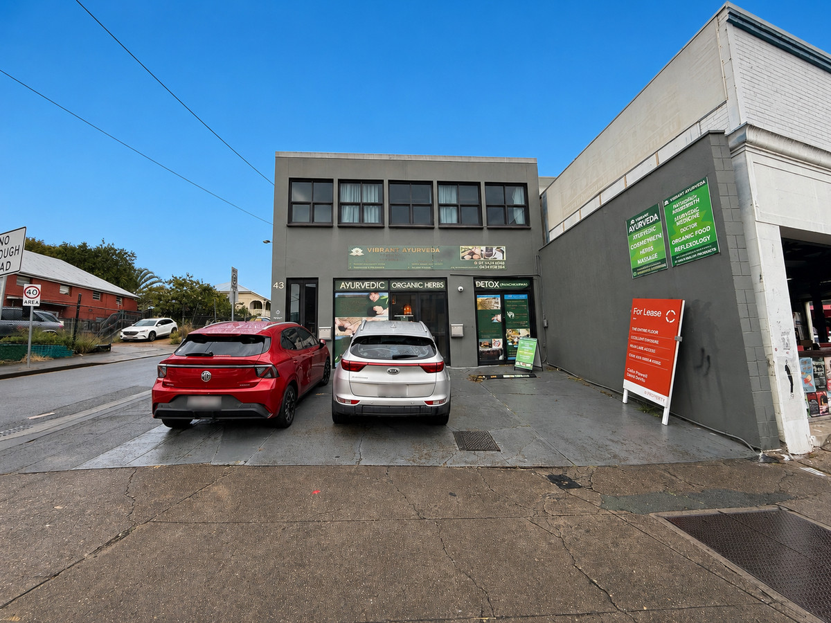 150sqm Commercial Office/Showroom/ Creative Space with Exceptional Exposure. Rear Parking/Loading