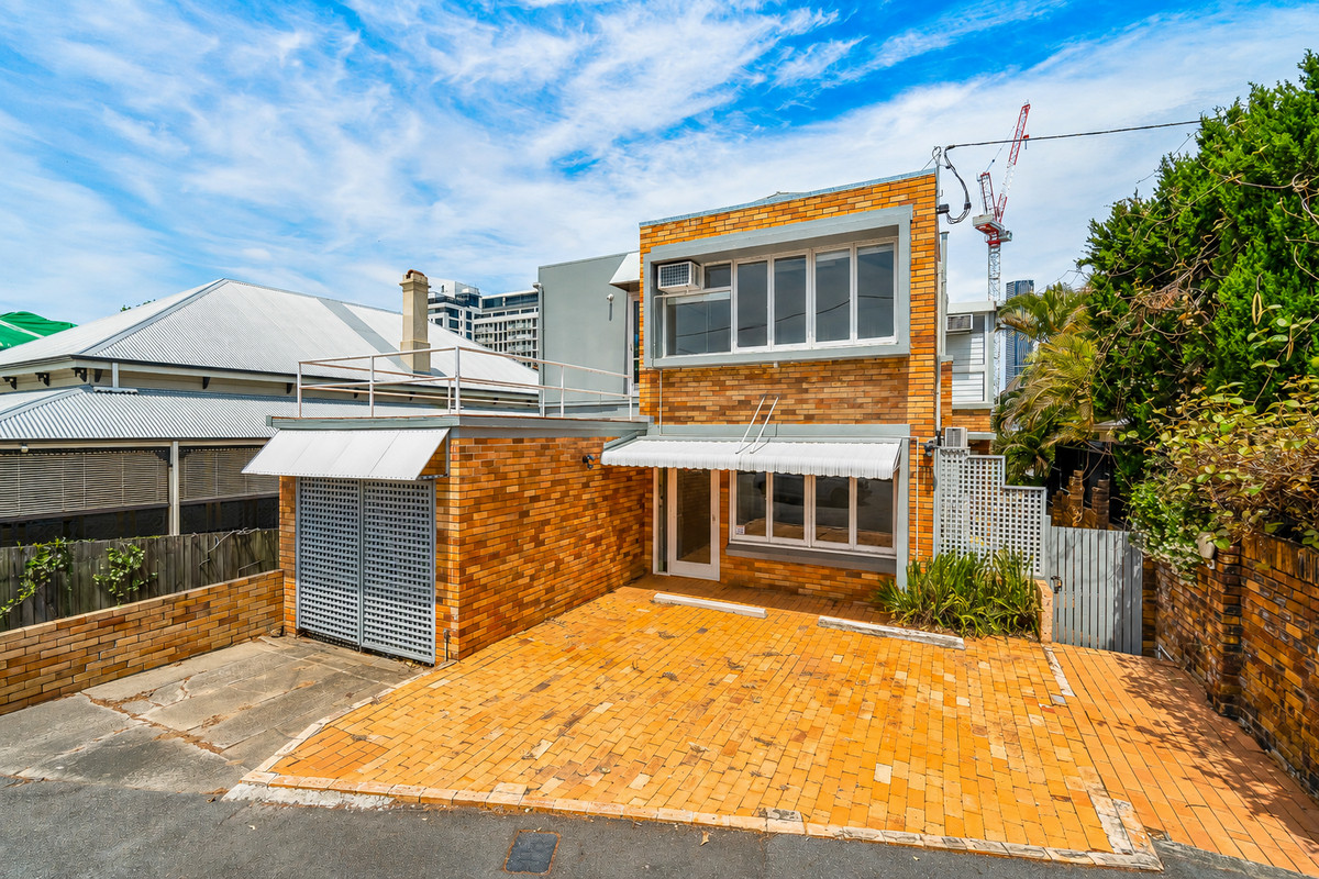 205sqm Freestanding Office. 2-3 Onsite Car Parks