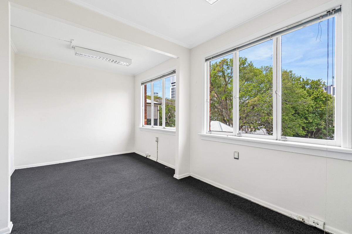205sqm Freestanding Office. 2-3 Onsite Car Parks