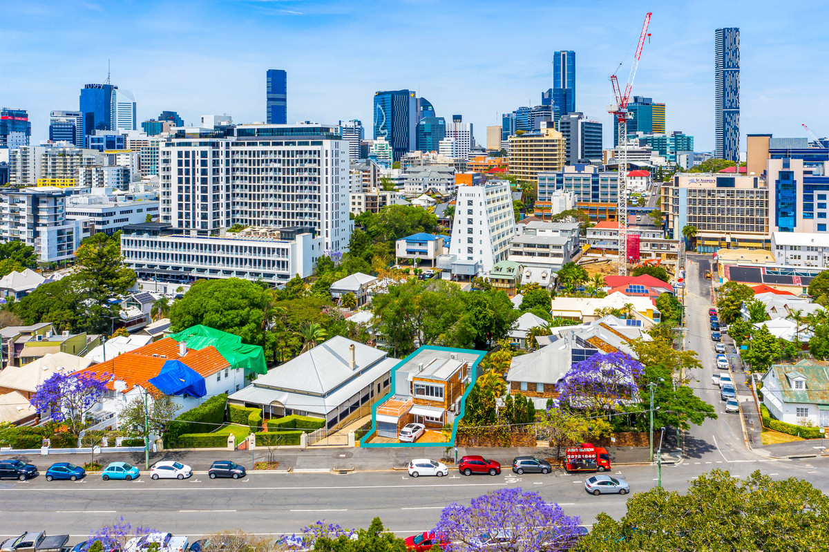 205sqm Freestanding Office. 2-3 Onsite Car Parks
