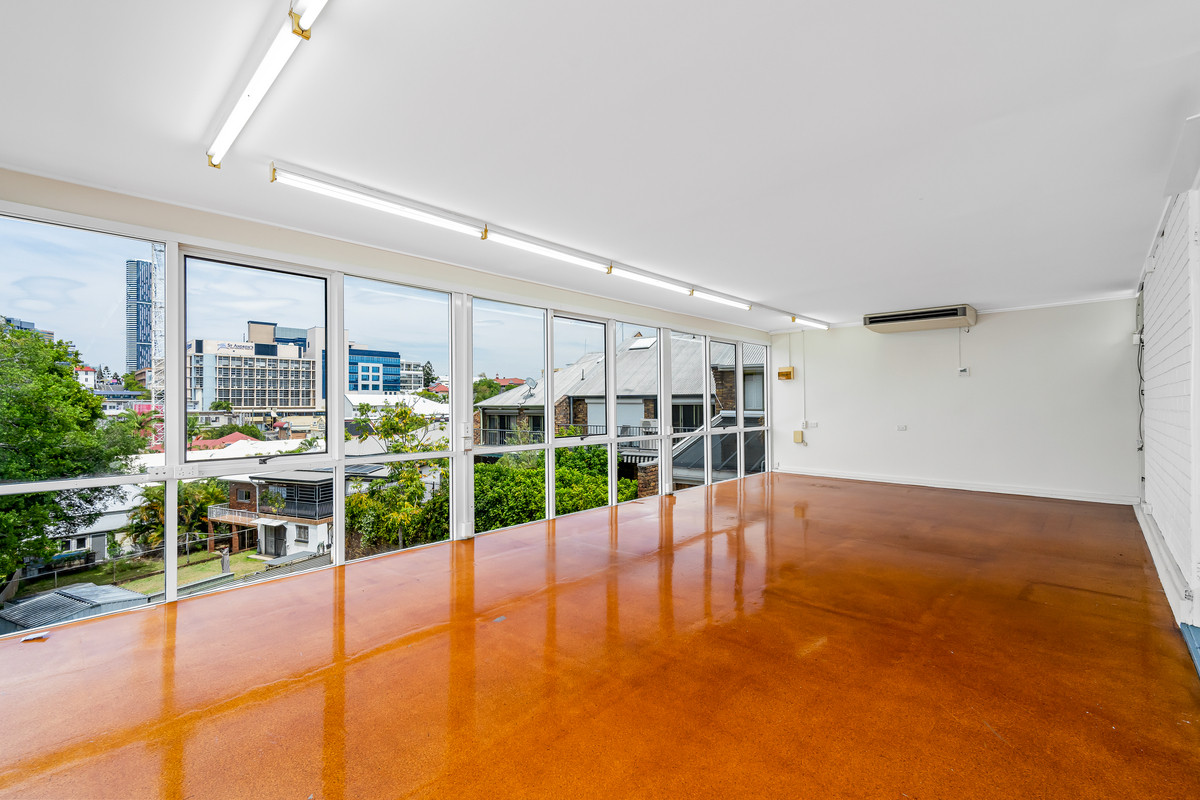 205sqm Freestanding Office. 2-3 Onsite Car Parks