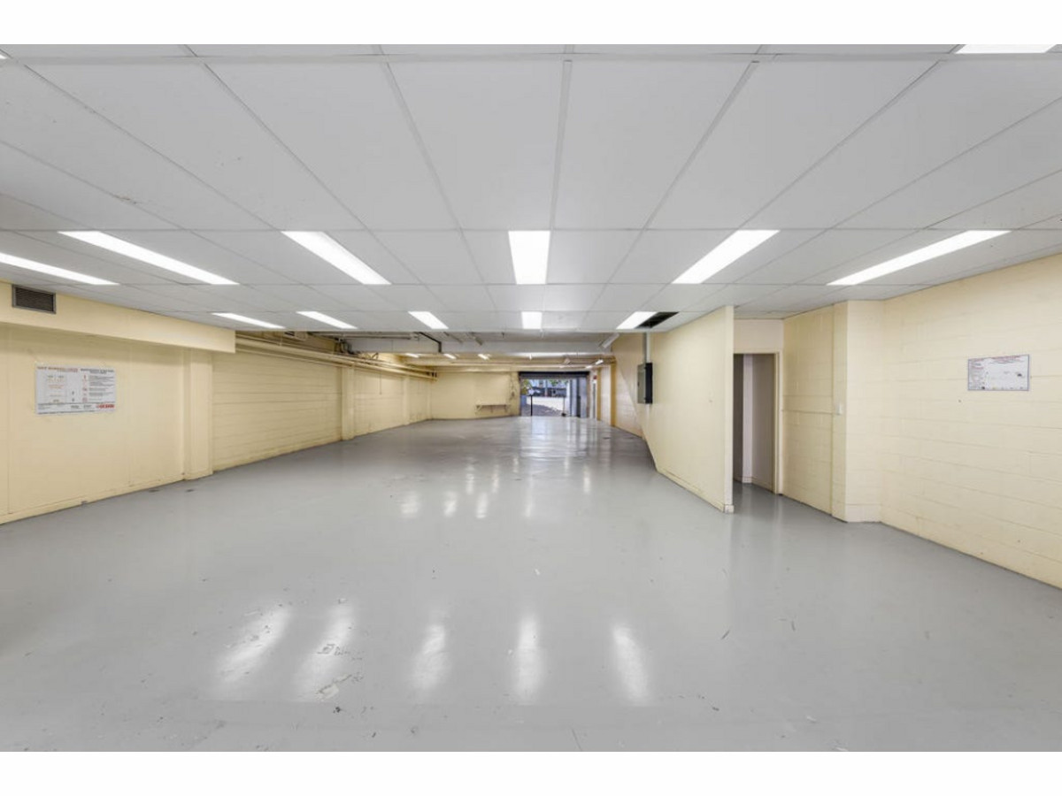 Prime Showroom/Bulkygoods Property in West End.