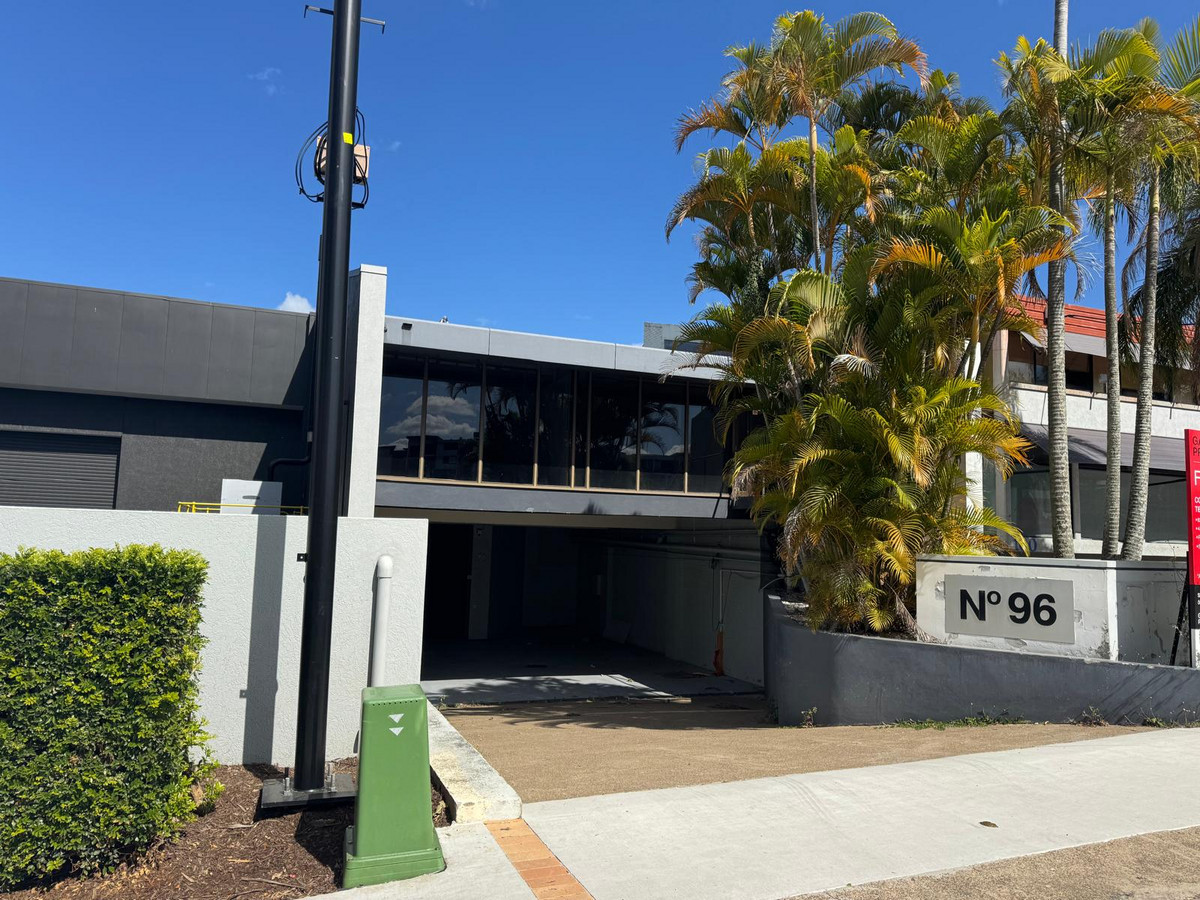 Prime Showroom/Bulkygoods Property in West End.