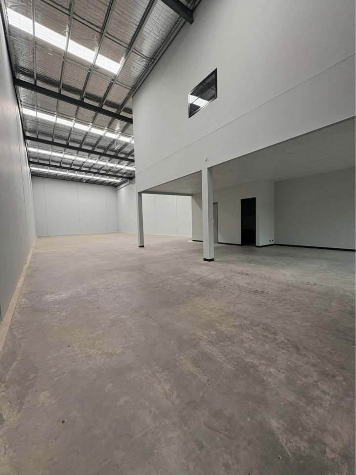 Brand new Wearhouse available for immediate occupancy on busy Ballarat road Deer Park