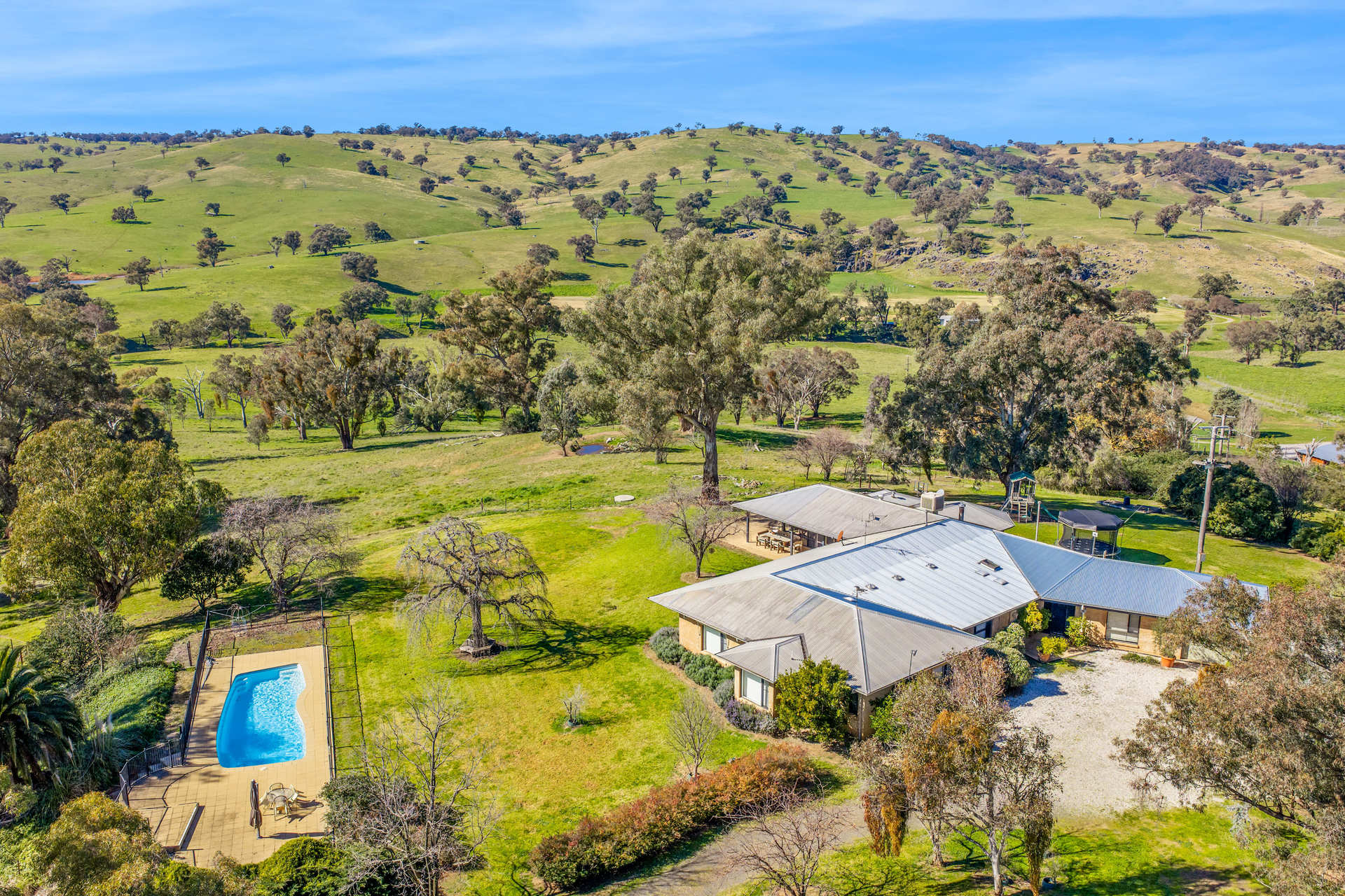 BEAUTIFUL FAMILY HOME SET ON 267 ACRES OF HIGH QUALITY, CREEK FRONTAGE LAND!