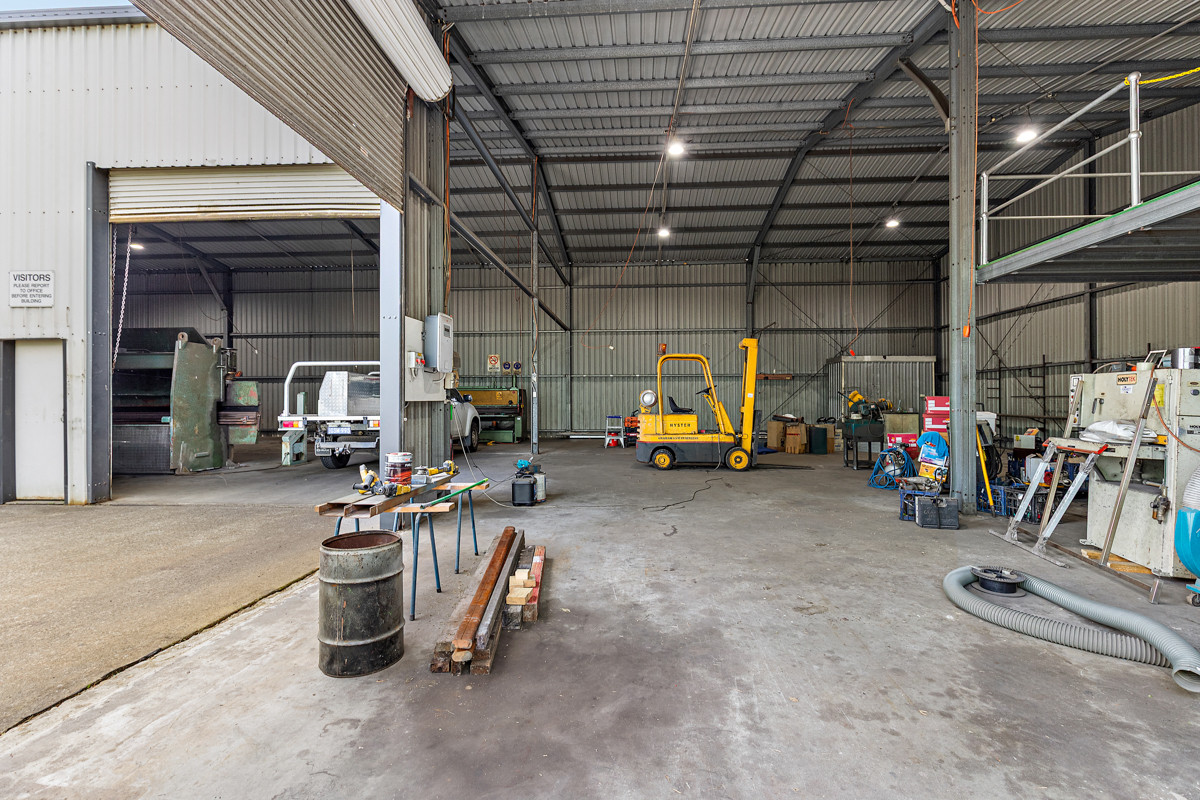 High-clearance industrial units with three phase power