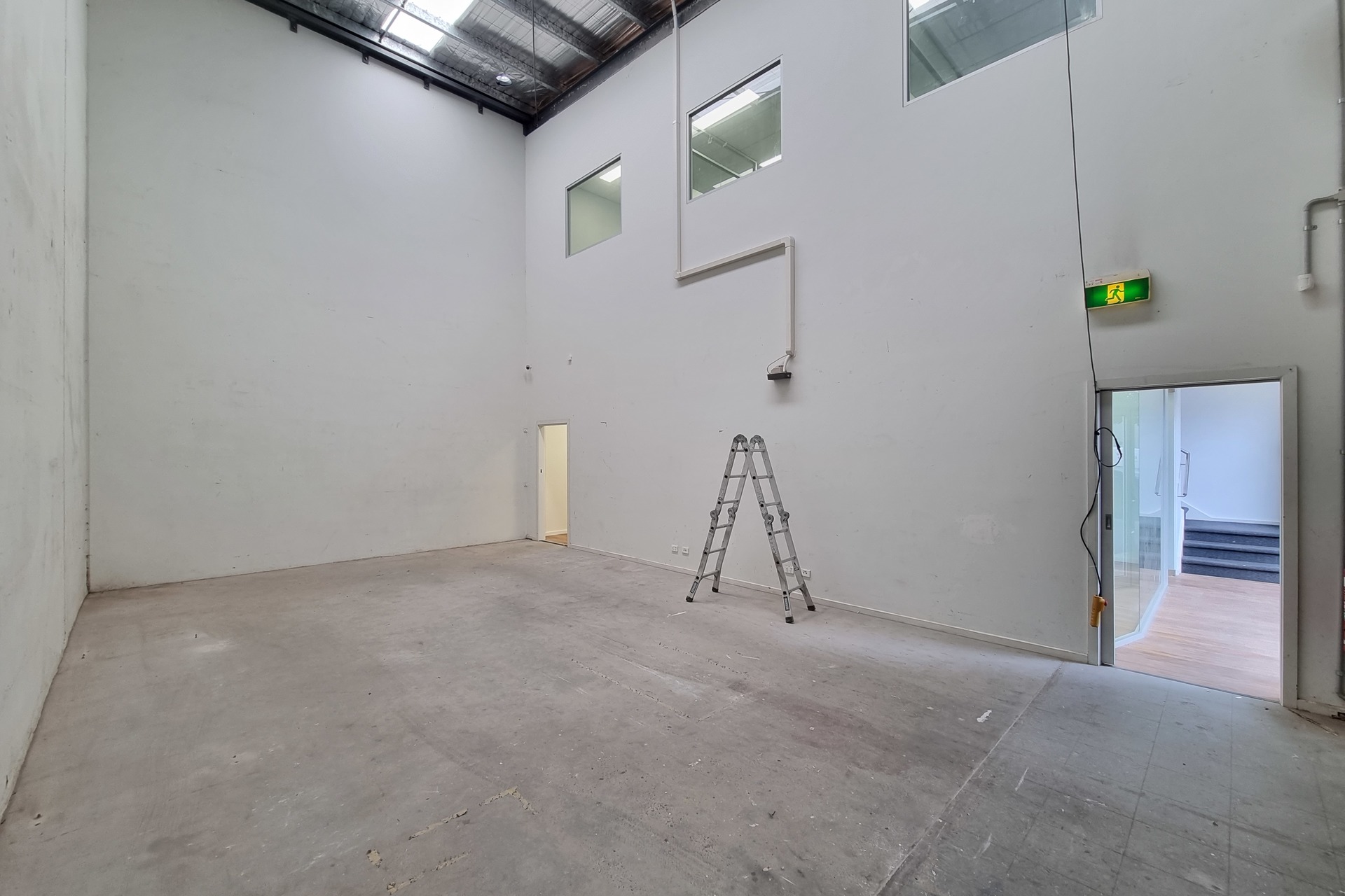 MODERN OFFICE / WAREHOUSE