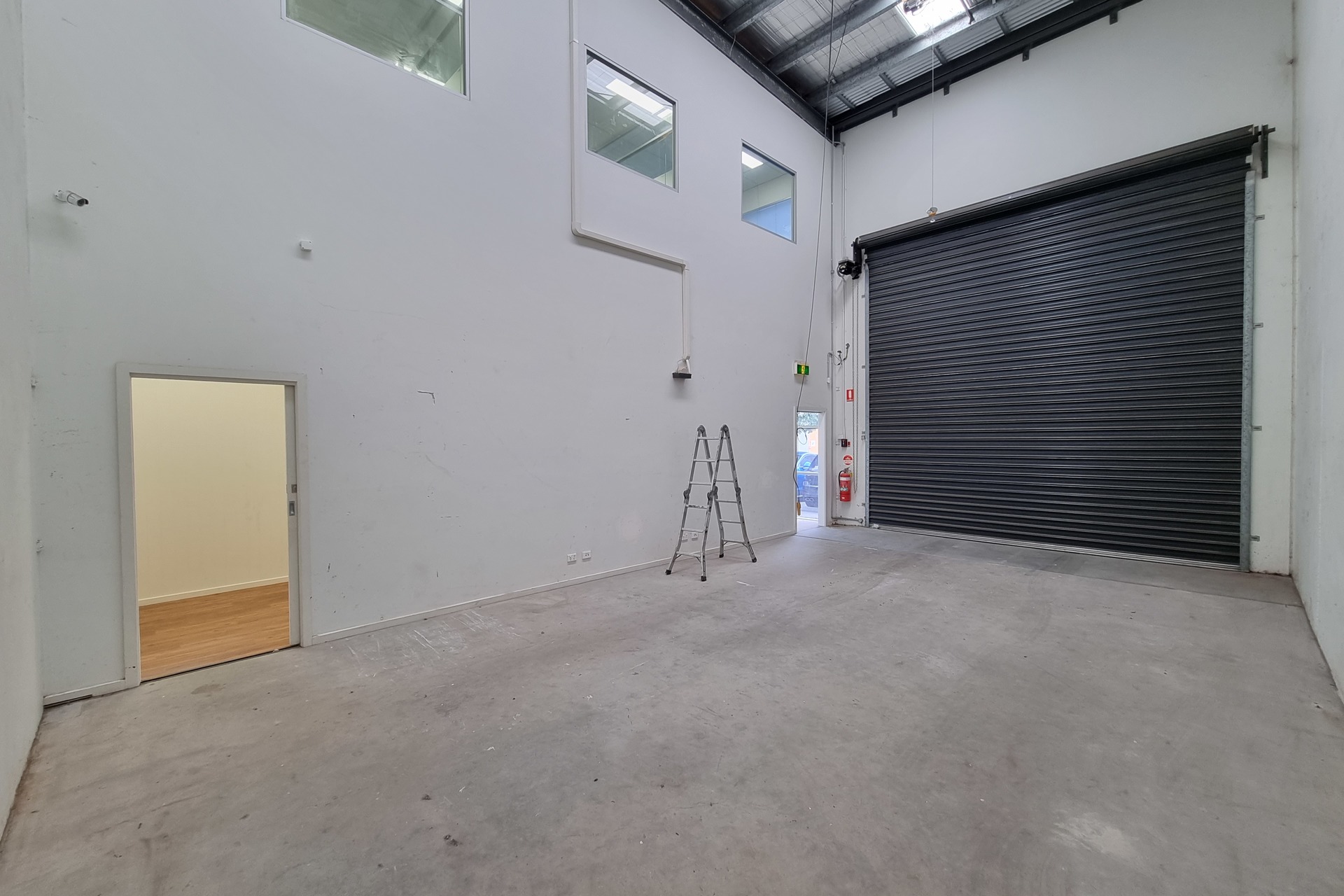 MODERN OFFICE / WAREHOUSE