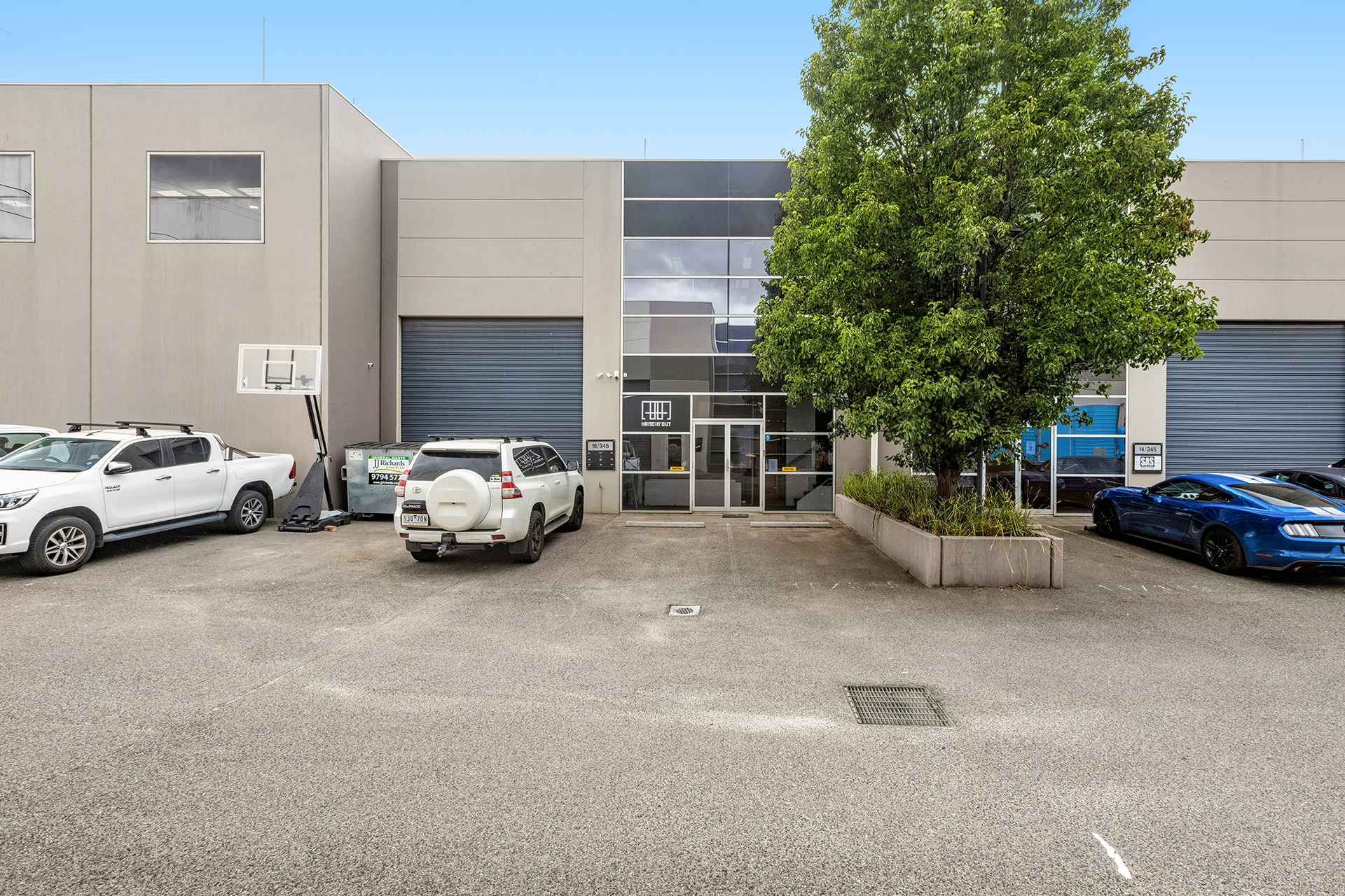 MODERN OFFICE / WAREHOUSE