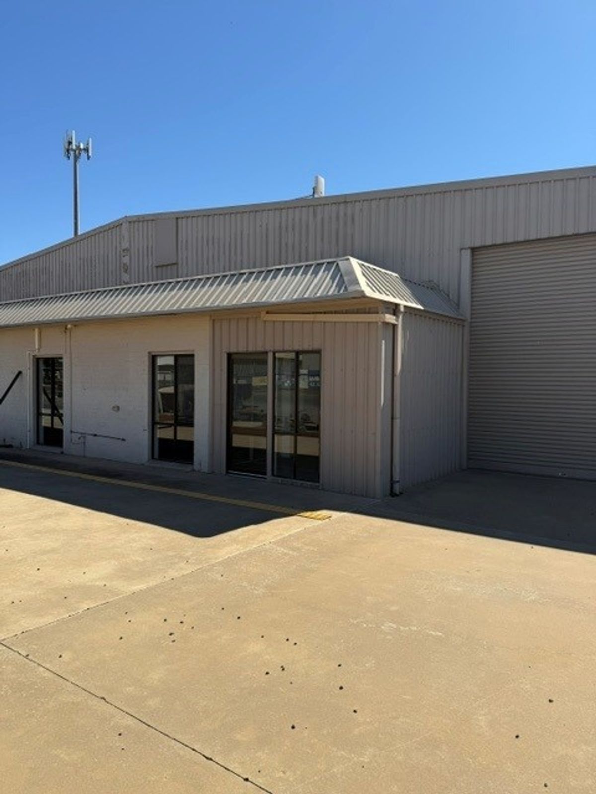 VERSATILE INDUSTRIAL WAREHOUSE WITH SECURE YARD