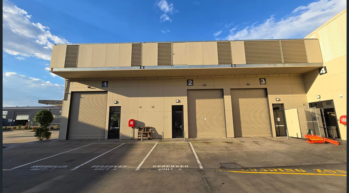 107sqm Retail Warehouse with 2 Exclusive Car Parks