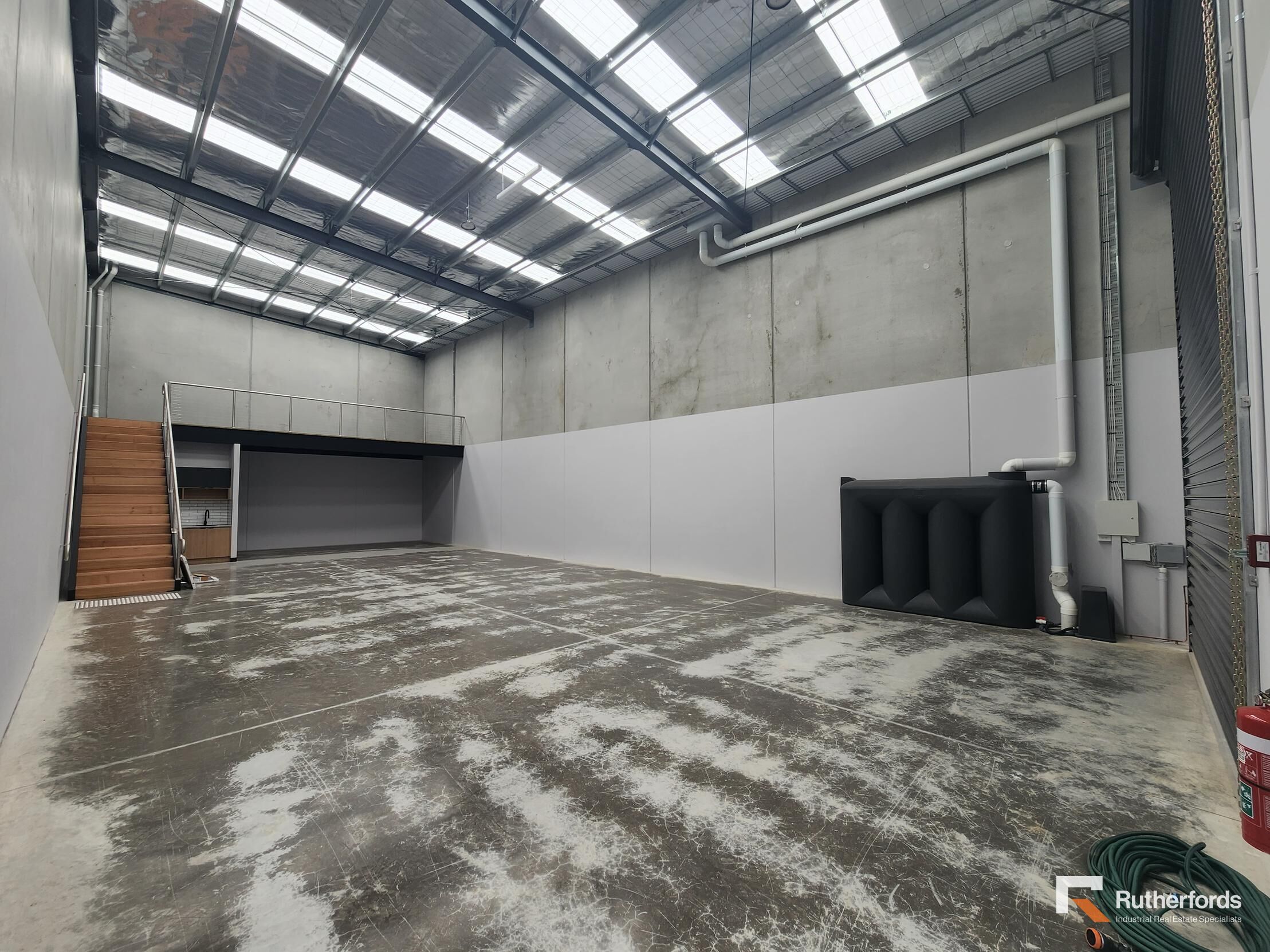 FUNCTIONAL COMPACT WAREHOUSE IN BLUE-CHIP LOCATION