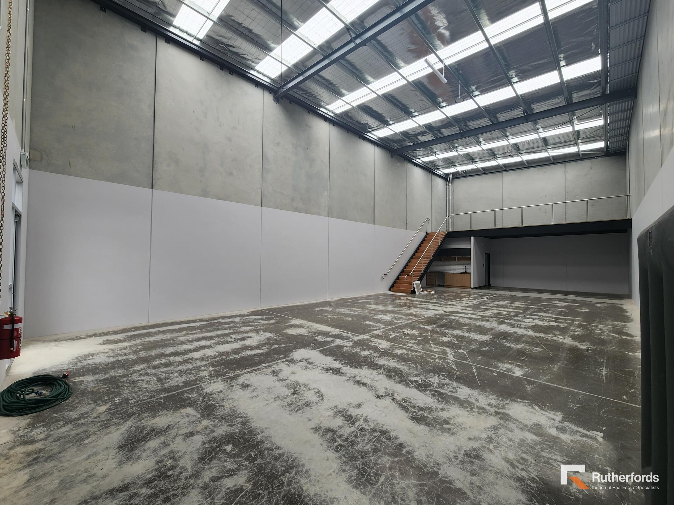 FUNCTIONAL COMPACT WAREHOUSE IN BLUE-CHIP LOCATION