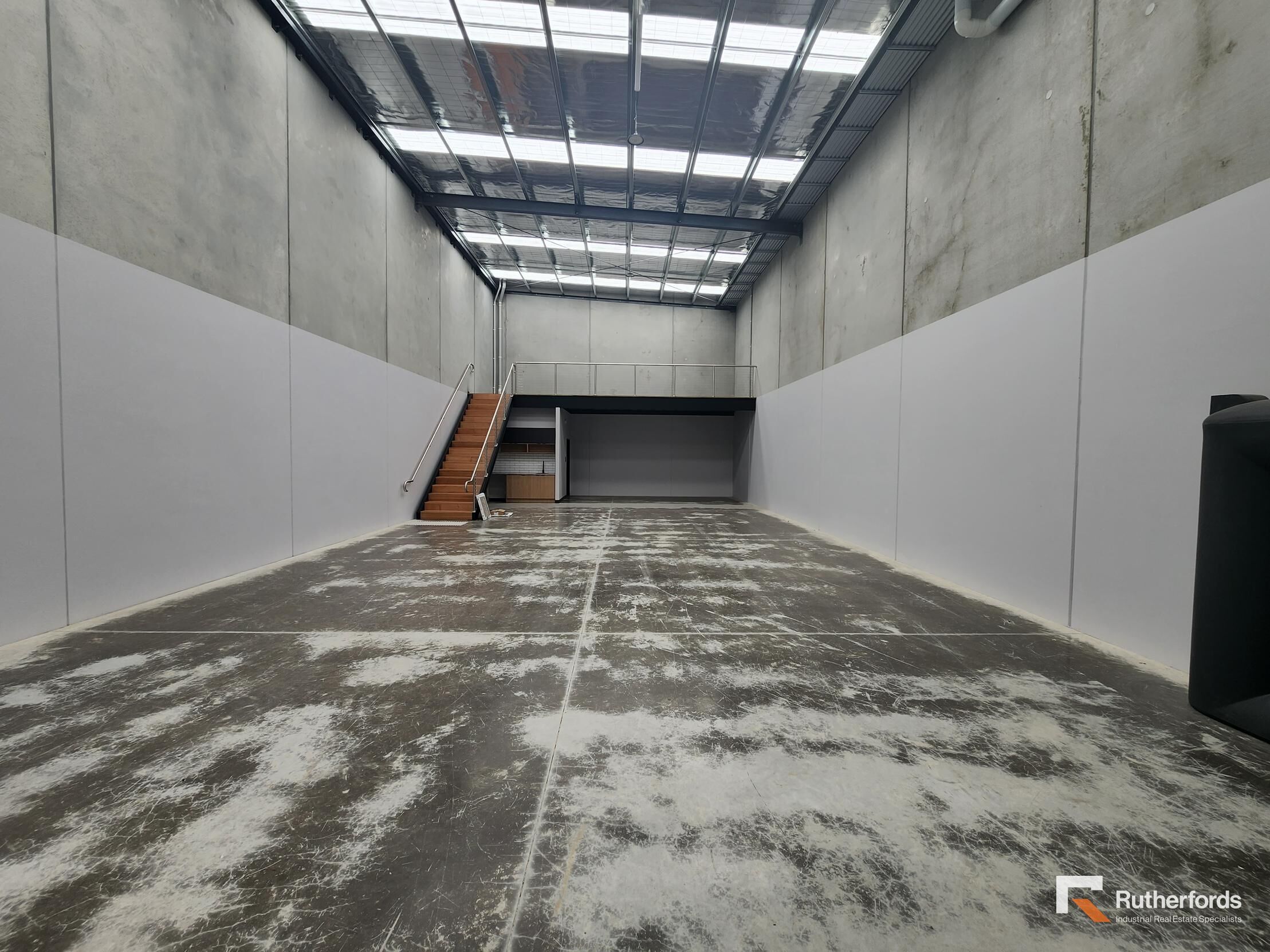 FUNCTIONAL COMPACT WAREHOUSE IN BLUE-CHIP LOCATION