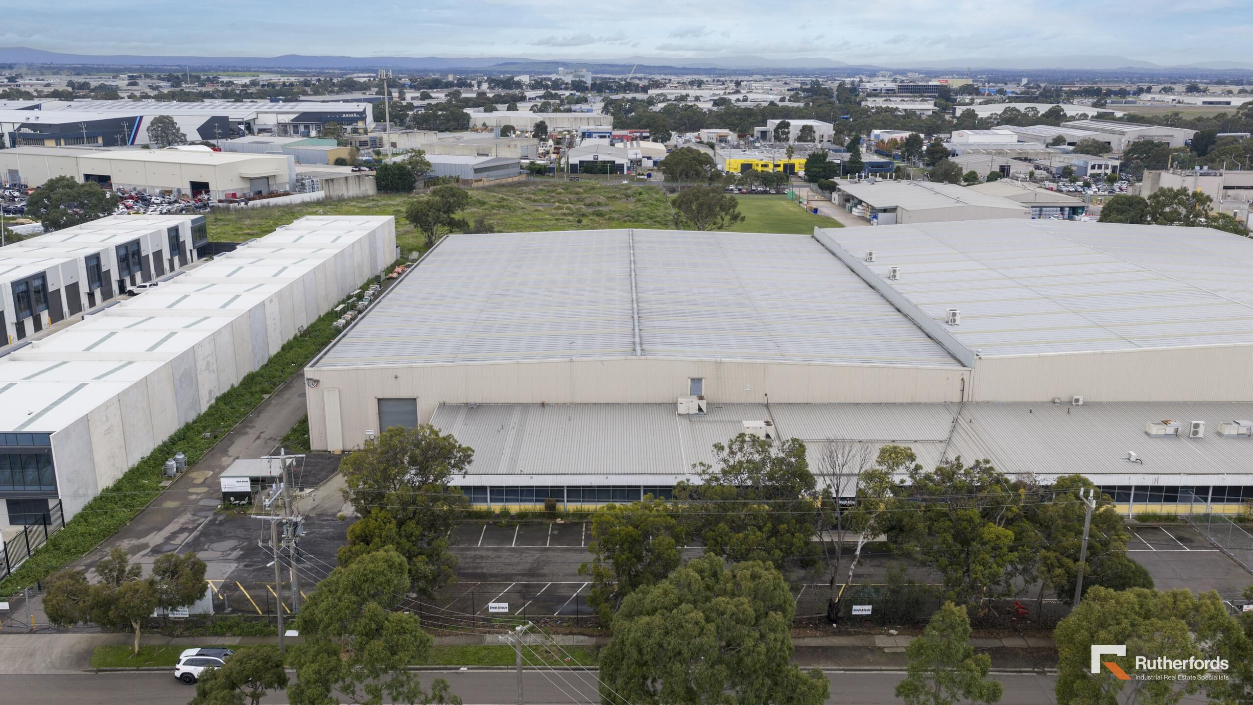 50% RENT FOR 6 MONTHS | 5,636m DISTRIBUTION CENTRE