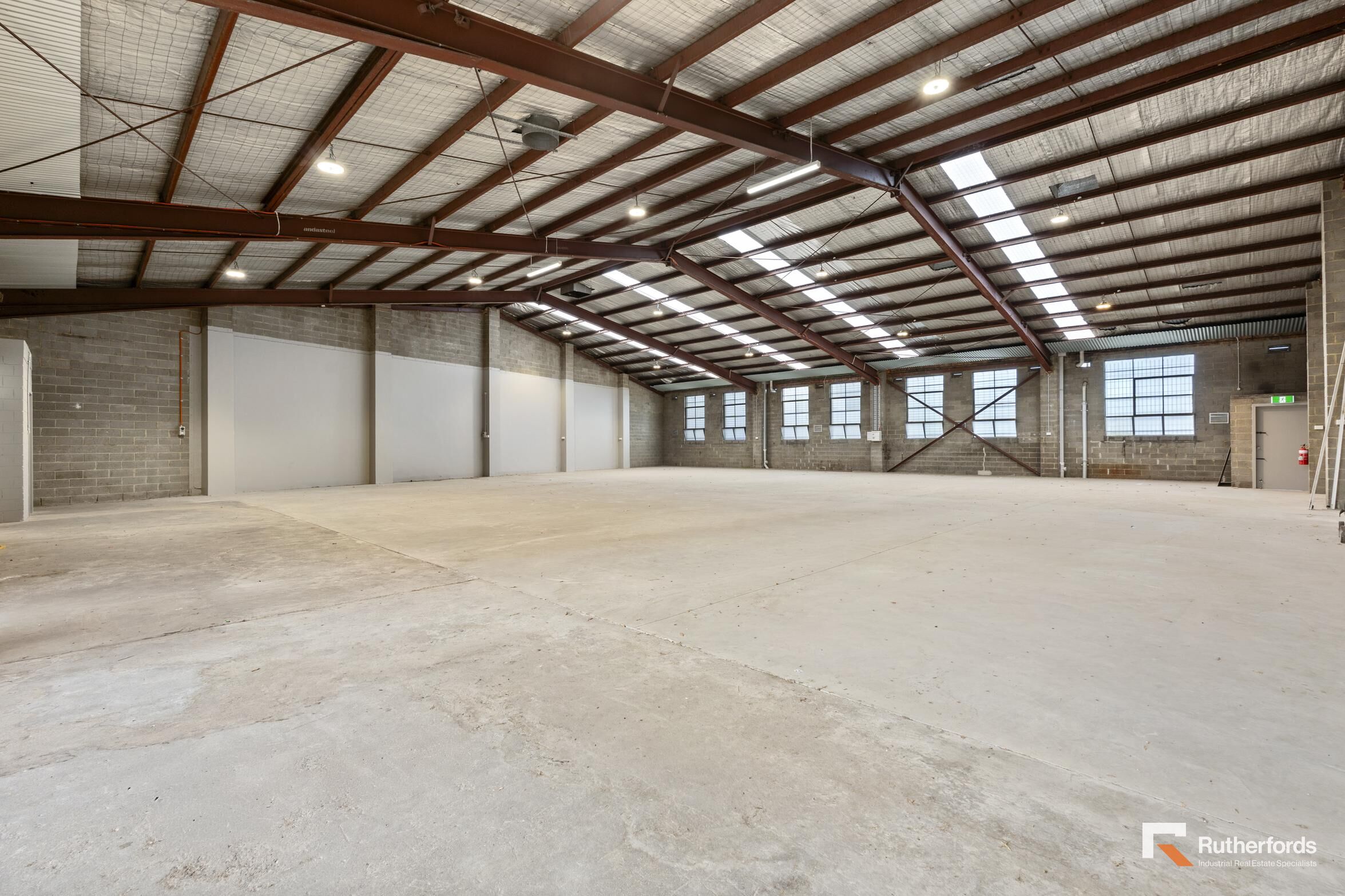 MONTH TO MONTH LEASE AVALIABLE