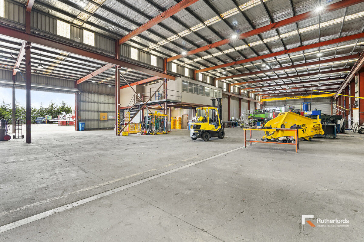 HUGE YARD, CRANE, SUPERB LOCATION