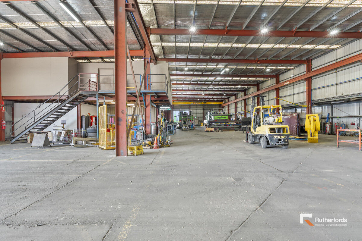 HUGE YARD, CRANE, SUPERB LOCATION