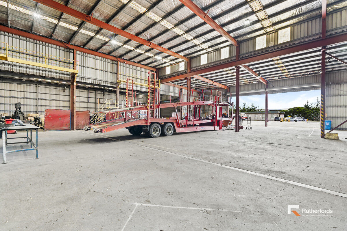 HUGE YARD, CRANE, SUPERB LOCATION