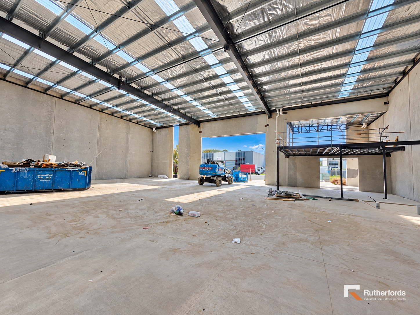 PREMIUM STANDALONE INDUSTRIAL FACILITY  STRIKING DESIGN & EXCEPTIONAL ACCESS