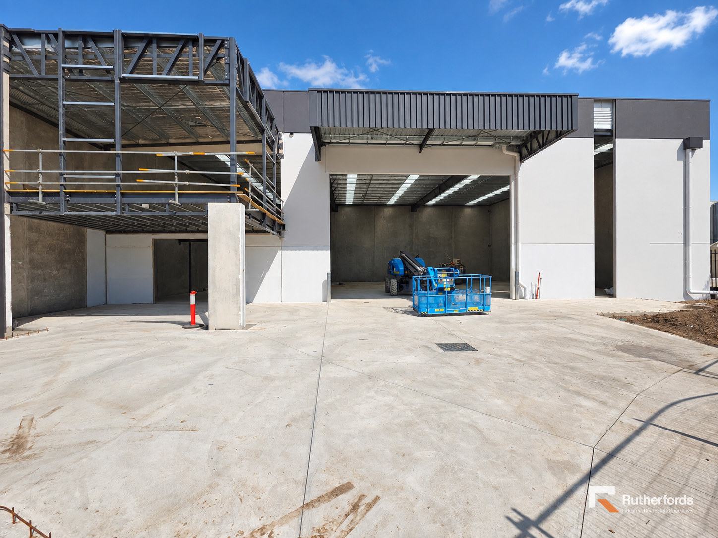 PREMIUM STANDALONE INDUSTRIAL FACILITY  STRIKING DESIGN & EXCEPTIONAL ACCESS