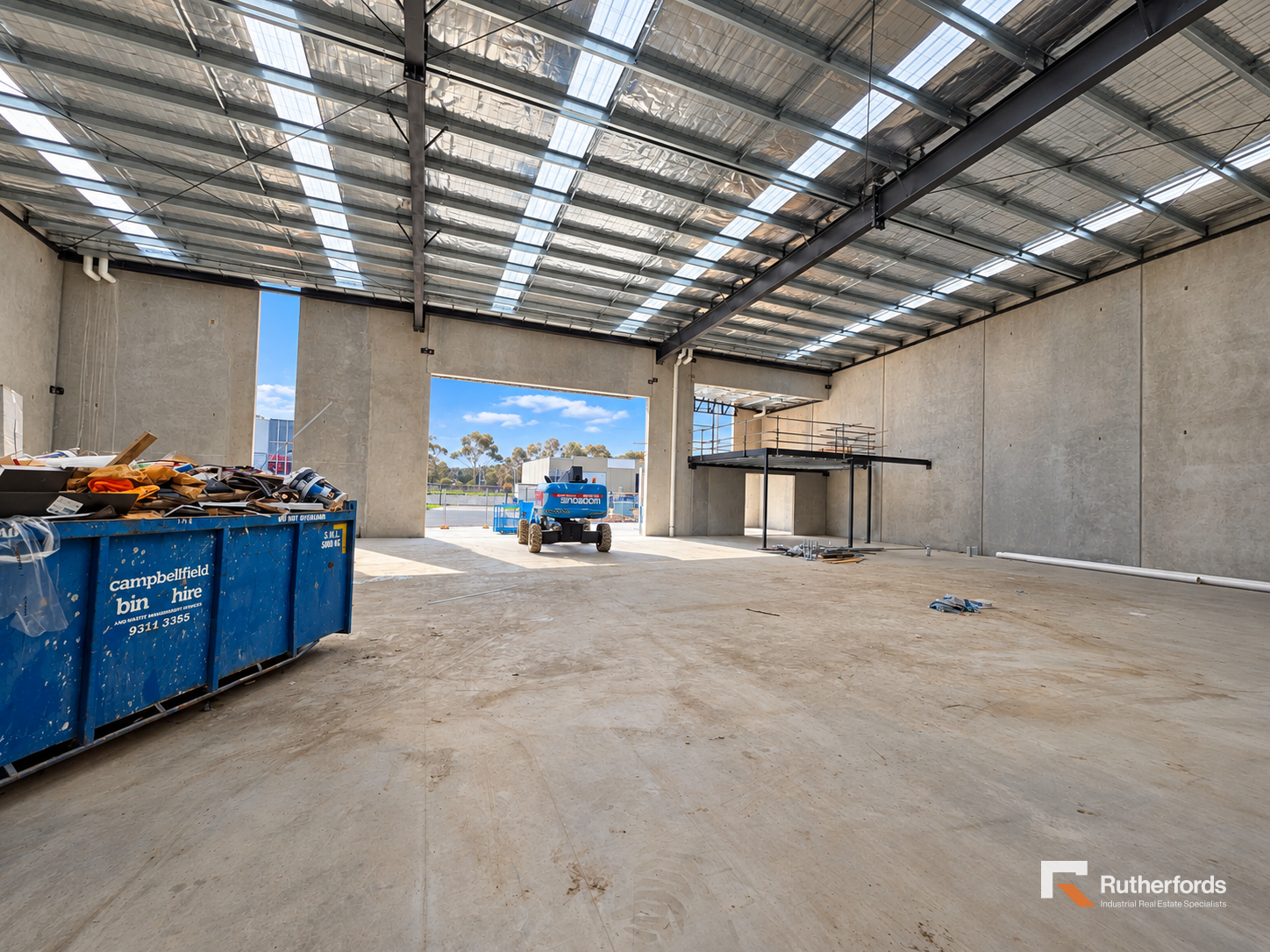 PREMIUM STANDALONE INDUSTRIAL FACILITY  STRIKING DESIGN & EXCEPTIONAL ACCESS