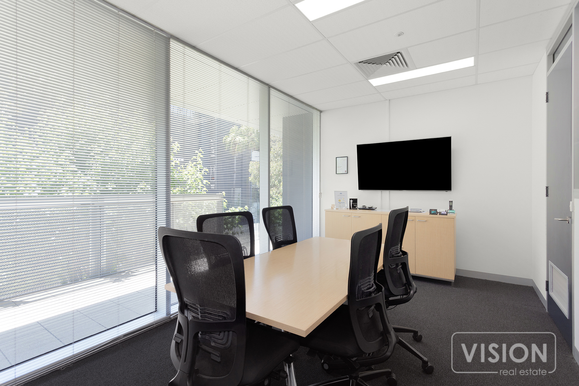LIGHT FILLED OFFICE WITH 4x CAR PARKS
