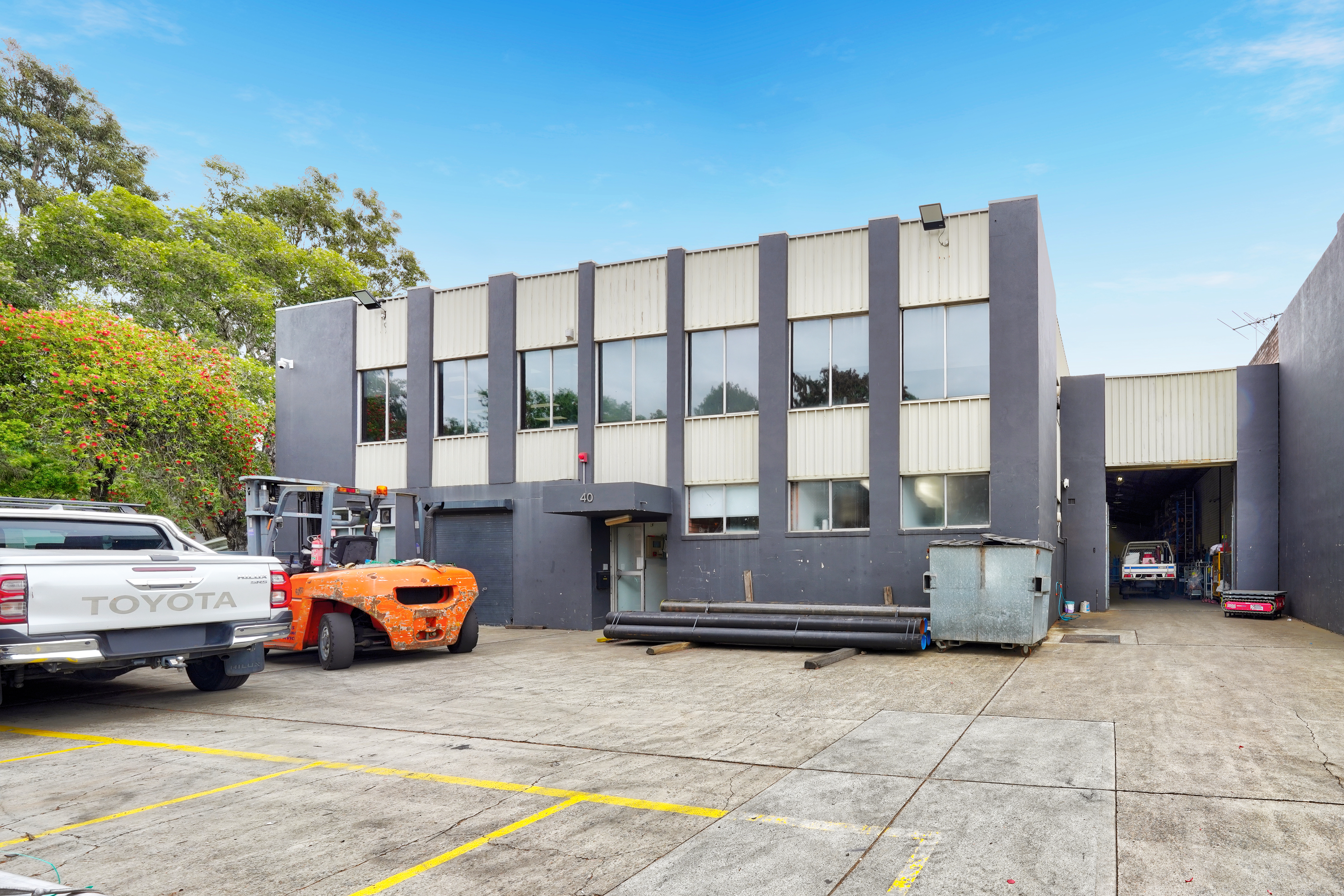 Boutique Freestanding Warehouse in Blue Chip Precinct!
