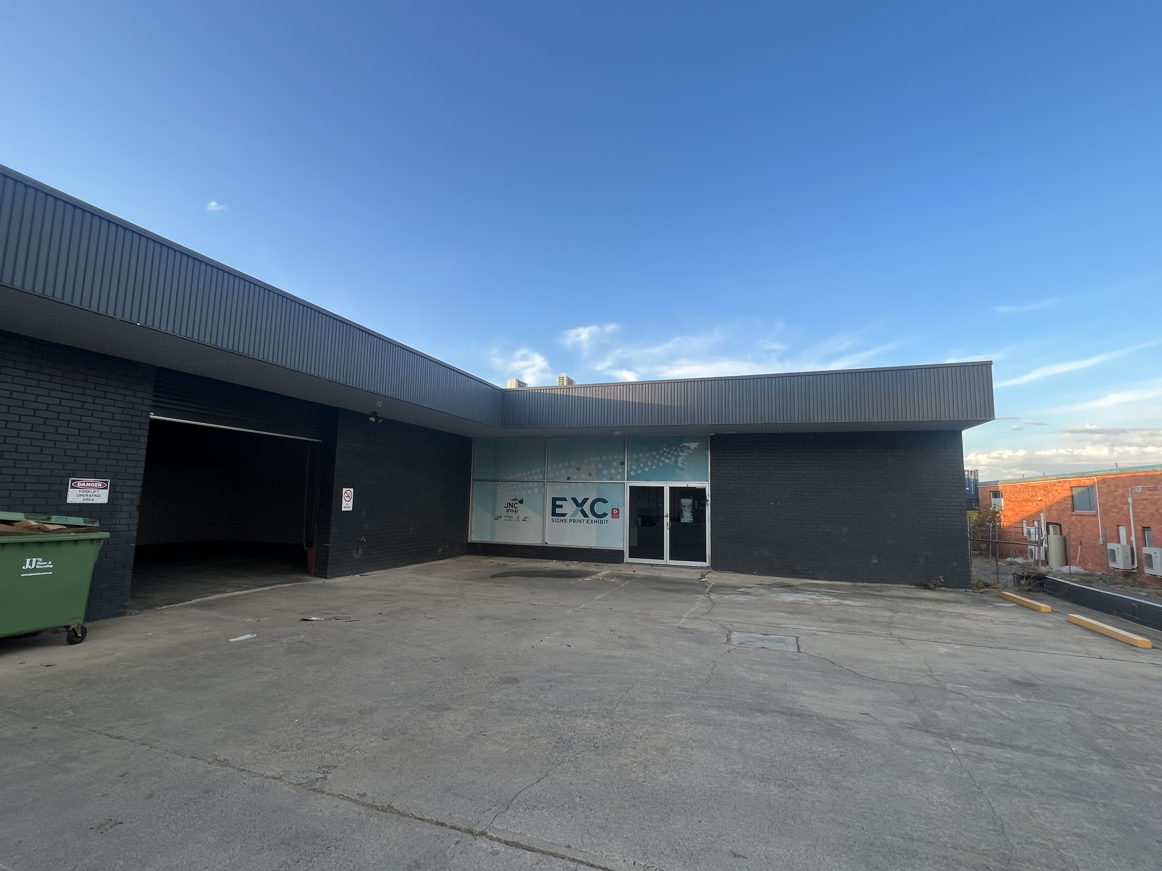 350sqm Warehouse & Showroom | Excellent Maryborough Street Exposure