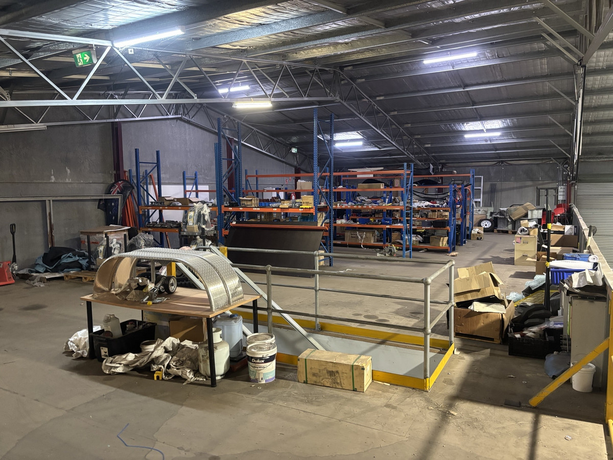 Large format warehouse with drive-in drive-out access